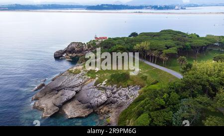 Klippen, Park und Leuchtturm am Rand der Magdalena-Halbinsel, umgeben vom Atlantischen Ozean. Santander, Kantabrien, Spanien Stockfoto