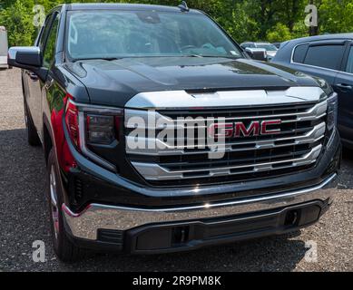 Ein gebrauchter, schwarzer viertüriger GMC-Pick-up-Lkw zum Verkauf bei einem Händler in Starbrick, Pennsylvania, USA Stockfoto