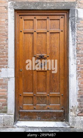 Antike Holztür mit Türgriff aus Metall Stockfoto