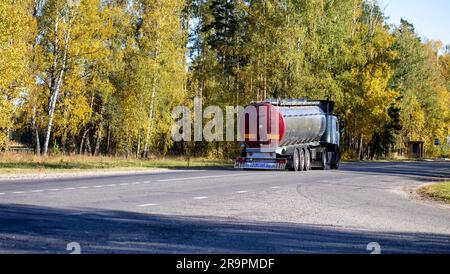 Ein Lkw mit einem verchromten Tankwagen mit Flüssigfracht transportiert Milch auf Landstraßen. Industrie Stockfoto