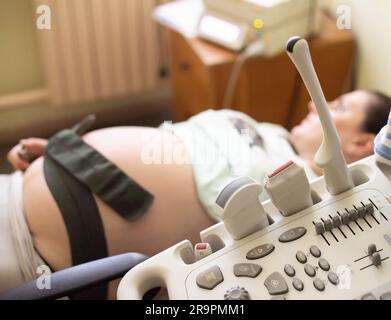 Schwangeres Mädchen bei Ultraschalluntersuchung während der Schwangerschaft. Untersuchung der Fetusgrösse, Fetometrie, Grösse und Lage der Plazenta. Stockfoto