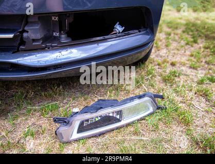 Nebelscheinwerfer aus einem Fahrzeug herausgenommen, um eine durchgebrannte Glühlampe zu ersetzen. Stockfoto
