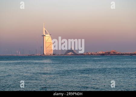 Dubai, Vereinigte Arabische Emirate. Februar 2018. Klares Wetter bei Sonnenuntergang mit dem berühmten und ikonischen Burj Al Arab Hotel Stockfoto