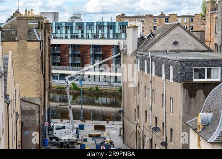 Arbeiter im Kirschpflücker, die die Dachentlüftung austauschen, Leith, Edinburgh, Schottland, Großbritannien Stockfoto