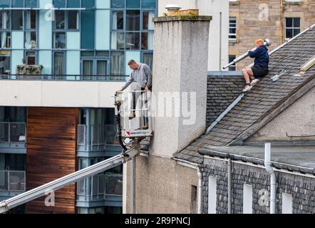 Arbeiter im Kirschpflücker, die die Dachentlüftung austauschen, Leith, Edinburgh, Schottland, Großbritannien Stockfoto