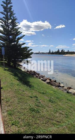 Bateau Bay Beach, offener Strand und weiße Wellen mit einer Rückansicht von 2 Personen im Vordergrund. Stockfoto