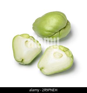 Ganze und halbierte frische Chayote isoliert auf weißem Hintergrund Nahaufnahme Stockfoto