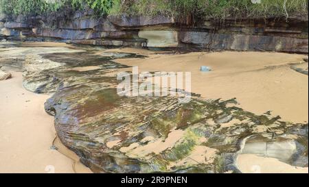 Bateau Bay Beach, offener Strand und weiße Wellen mit einer Rückansicht von 2 Personen im Vordergrund. Stockfoto