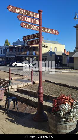 Bateau Bay Beach, offener Strand und weiße Wellen mit einer Rückansicht von 2 Personen im Vordergrund. Stockfoto