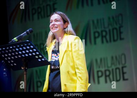 24. Juni 2023, Mailand, Mailand, Italien: Die Parade und die Abschlussveranstaltung für Milano Pride. Auf den Festwagen einige Sänger und bekannte Persönlichkeiten; beim Endkonzert Orietta Berti, Genevra, Coma Cose, Angelina Mango. (Kreditbild: © Pamela Rovaris/Pacific Press via ZUMA Press Wire) NUR REDAKTIONELLE VERWENDUNG! Nicht für den kommerziellen GEBRAUCH! Stockfoto