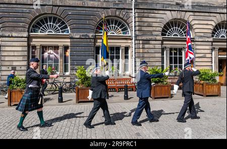 Soldaten marschieren in der Zeremonie mit Flaggen in den Kammern des Stadtrats anlässlich des Armed Forces Day in Edinburgh, Schottland, Großbritannien Stockfoto