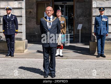 Lord Provost Robert Aldridge trägt Kette bei der Armed Forces Day Zeremonie, City Council Chambers, Edinburgh, Schottland, Großbritannien Stockfoto