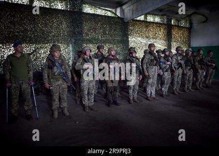 Berdjansk, Ukraine. 26. Juni 2023. Ukrainische Marinesoldaten mit der Hetman Bohdan Khmelnytskyi separate Präsidentenbrigade stellen sich während eines Besuchs des ukrainischen Präsidenten Wolodymyr Zelenskyy an den Frontpositionen in der Region Donezk am 26. Juni 2023 in Berdjansk, Oblast Donezk, Ukraine, auf. Kredit: Pool Photo/Pressestelle Des Ukrainischen Präsidenten/Alamy Live News Stockfoto
