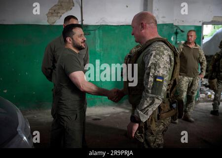 Berdjansk, Ukraine. 26. Juni 2023. Der ukrainische Präsident Wolodymyr Zelenskyy, rechts, verleiht den ukrainischen Marines staatliche Medaillen, während der Hetman Bohdan Chmelnytskyi die Präsidentschaftsbrigade während eines Besuchs an Frontpositionen in der Region Donezk am 26. Juni 2023 in Berdjansk, Oblast Donezk, Ukraine, abtrennte. Kredit: Pool Photo/Pressestelle Des Ukrainischen Präsidenten/Alamy Live News Stockfoto
