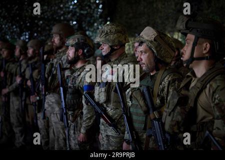 Berdjansk, Ukraine. 26. Juni 2023. Ukrainische Marinesoldaten mit der Hetman Bohdan Khmelnytskyi separate Präsidentenbrigade stellen sich während eines Besuchs des ukrainischen Präsidenten Wolodymyr Zelenskyy an den Frontpositionen in der Region Donezk am 26. Juni 2023 in Berdjansk, Oblast Donezk, Ukraine, auf. Kredit: Pool Photo/Pressestelle Des Ukrainischen Präsidenten/Alamy Live News Stockfoto