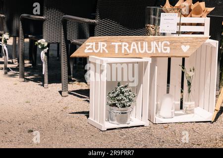 Wegweiser zu einer Hochzeitszeremonie bei einer Hochzeit im Freien Stockfoto