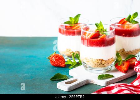 Erdbeerkäsekuchen im Glas, kein Backdessert. Stockfoto