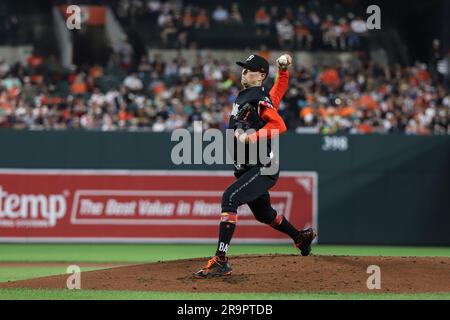 Baltimore Orioles Pitcher Kyle Gibson (48) am Ende seines Windups, bevor er am 23. Juni 2023 im Oriole Park at Camden Yards in Baltimore Maryland den Platz in der Spitze des zweiten Inning gegen die Seattle Mariners freigab (Alyssa Howell/Image of Sport) Stockfoto