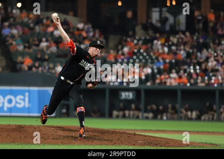 Baltimore Orioles Pitcher Kyle Gibson (48) am Ende seines Windups, bevor er am 23. Juni 2023 im Oriole Park at Camden Yards in Baltimore Maryland den Platz in der Spitze des dritten Inning gegen die Seattle Mariners freigab (Alyssa Howell/Image of Sport) Stockfoto