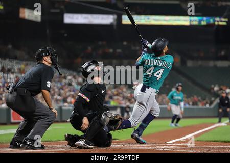 Julio Rodriguez (44), Centerfield der Seattle Mariners, nimmt am 23. Juni 2023 Kontakt mit dem Platz an der Spitze des zweiten Inning gegen die Baltimore Orioles im Oriole Park at Camden Yards in Baltimore Maryland auf (Alyssa Howell/Image of Sport) Stockfoto