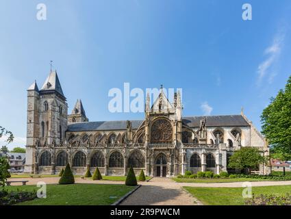 Vorderansicht der gotischen Architekturkirche, der Collegiale Notre-Dame des Andelys, Les Andelys, einer hübschen Kleinstadt in der Normandie, Nordfrankreich Stockfoto