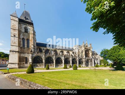 Vorderansicht der gotischen Architekturkirche, der Collegiale Notre-Dame des Andelys, Les Andelys, einer hübschen Kleinstadt in der Normandie, Nordfrankreich Stockfoto