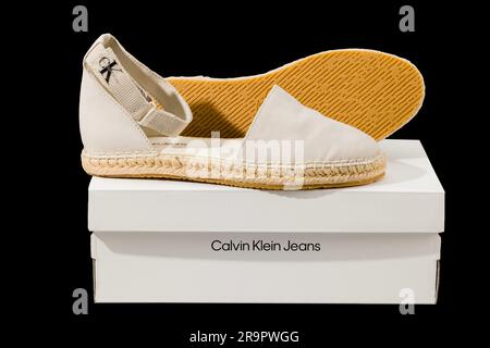 Nahaufnahme von Calvin Klein Espadrilles isoliert auf schwarzem Hintergrund. Stockfoto