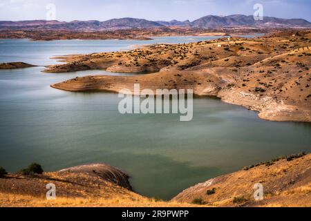 See in der Wüste bei Sonnenuntergang in Marokko, Afrika. Ouzoud Falls ist der Sammelname für mehrere Wasserfälle, die sich in die Schlucht des El-Abid River ausbreiten. Stockfoto