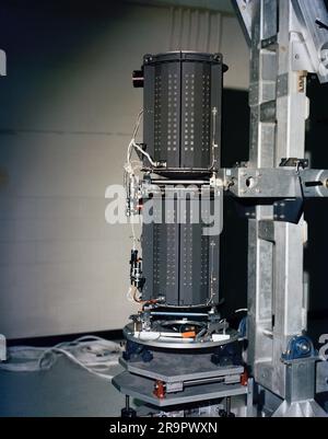 Voyager-RTG. Jede der Voyager-Sonden der NASA ist mit drei thermoelektrischen Radioisotopen-Generatoren (RTGs) ausgestattet, darunter der hier im Kennedy Space Center der NASA in Florida gezeigte. Die RTGs liefern Strom für die Raumfahrzeuge, indem sie die durch den Zerfall von Plutonium-238 erzeugte Wärme in Elektrizität umwandeln. Die Voyager Mission wurde 1977 gestartet und wird für die NASA vom Jet Propulsion Laboratory der Agentur geleitet, einer Abteilung von Caltech in Pasadena, Kalifornien. https //photojournal.jpl.nasa.gov/catalog/PIA25782 Stockfoto