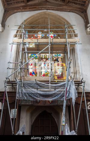 Kirchensanierung Arbeiten mit Gerüsten um ein Buntglasfenster in der Kirche St. Mary the Virgin, Ivinghoe, Buckinghamshire, England, Großbritannien Stockfoto