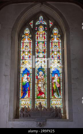 Buntglasfenster in der Kirche St. Mary the Virgin, Ivinghoe Village, Buckinghamshire, England, Großbritannien Stockfoto