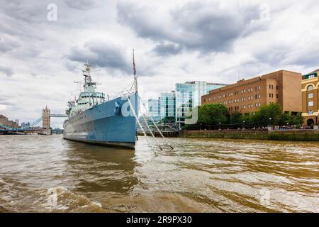 Die ikonischen Cruiser HMS Belfast günstig an der Themse im Pool von London, jetzt zu einer touristischen Attraktion und schwimmenden Museumsschiff Stockfoto