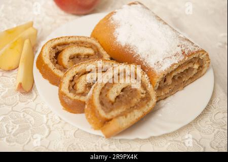 Keksbrötchen auf einem Teller Stockfoto