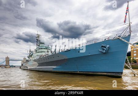 Die ikonischen Cruiser HMS Belfast günstig an der Themse im Pool von London, jetzt zu einer touristischen Attraktion und schwimmenden Museumsschiff Stockfoto