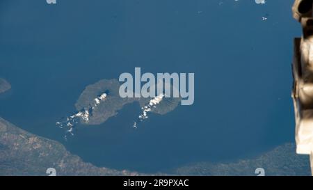 Die Insel Ometepe im Nicaragua-See mit dem aktiven Vulkan Concepción und dem schlafenden Vulkan Maderas wurde am 19. Januar 2023 von der ISS aus in einer Höhe von 258 Meilen fotografiert. Stockfoto