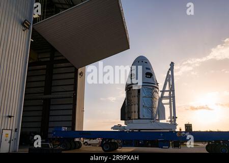 NASA's SpaceX Crew-6 Dragon Arrival. Das Raumschiff Crew Dragon Endeavour für die NASA-Mission SpaceX Crew-6 landet am 19. Februar 2023 im Hangar von SpaceX im Startkomplex 39A des Kennedy Space Center in Florida. Die Kapsel erreichte den Startkomplex, nachdem sie die kurze Reise von der nahe gelegenen Verarbeitungsanlage an der Cape Canaveral Space Force Station gemacht hatte. NASA-Astronauten Stephen Bowen, Kommandant; Pilot Warren ‚Woody‘ Hoburg; und Missionsspezialisten, Astronaut Sultan Alneyadi und Roscosmos Kosmonaut Andrej Fedyaev, werden an Bord von Endeavour – mit der Falcon 9-Rakete des Unternehmens – von Launch Comp abheben Stockfoto