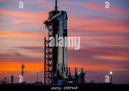 SpaceX Crew-6 Sonnenuntergang auf LC-39A. Ein farbenfroher Sonnenuntergang dient als Kulisse für die Falcon 9-Rakete von SpaceX und das Dragon-Raumschiff Endeavour auf dem Gelände des Launch Complex 39A im Kennedy Space Center in Florida am 23. Februar 2023 für die NASA-Mission SpaceX Crew-6. Der Crew-Zugangsarm wurde auf dem Dragon-Raumschiff in Position gebracht. Die NASA-Astronauten Stephen Bowen, Raumschiff-Kommandant, und Warren ‚Woody‘ Hoburg, Pilot, sowie die Missionsspezialisten Sultan Alneyadi, Astronaut der Vereinigten Arabischen Emirate, und Andrei Fedyaev, Kosmonaut Roscosmos, sollen zur Internationalen Raumstation A starten Stockfoto