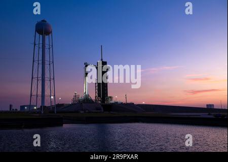 SpaceX Crew-6 Sonnenuntergang auf LC-39A. Ein farbenfroher Sonnenuntergang dient als Kulisse für die Falcon 9-Rakete von SpaceX und das Dragon-Raumschiff Endeavour auf dem Gelände des Launch Complex 39A im Kennedy Space Center in Florida am 23. Februar 2023 für die NASA-Mission SpaceX Crew-6. Der Crew-Zugangsarm wurde auf dem Dragon-Raumschiff in Position gebracht. Die NASA-Astronauten Stephen Bowen, Raumschiff-Kommandant, und Warren ‚Woody‘ Hoburg, Pilot, sowie die Missionsspezialisten Sultan Alneyadi, Astronaut der Vereinigten Arabischen Emirate, und Andrei Fedyaev, Kosmonaut Roscosmos, sollen zur Internationalen Raumstation A starten Stockfoto