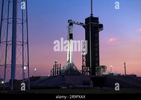 SpaceX Crew-6 Sonnenuntergang auf LC-39A. Ein farbenfroher Sonnenuntergang dient als Kulisse für die Falcon 9-Rakete von SpaceX und das Dragon-Raumschiff Endeavour auf dem Gelände des Launch Complex 39A im Kennedy Space Center in Florida am 23. Februar 2023 für die NASA-Mission SpaceX Crew-6. Der Crew-Zugangsarm wurde auf dem Dragon-Raumschiff in Position gebracht. Die NASA-Astronauten Stephen Bowen, Raumschiff-Kommandant, und Warren ‚Woody‘ Hoburg, Pilot, sowie die Missionsspezialisten Sultan Alneyadi, Astronaut der Vereinigten Arabischen Emirate, und Andrei Fedyaev, Kosmonaut Roscosmos, sollen zur Internationalen Raumstation A starten Stockfoto