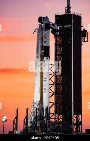 SpaceX Crew-6 Sonnenuntergang auf LC-39A. Ein farbenfroher Sonnenuntergang dient als Kulisse für die Falcon 9-Rakete von SpaceX und das Dragon-Raumschiff Endeavour auf dem Gelände des Launch Complex 39A im Kennedy Space Center in Florida am 23. Februar 2023 für die NASA-Mission SpaceX Crew-6. Der Crew-Zugangsarm wurde auf dem Dragon-Raumschiff in Position gebracht. Die NASA-Astronauten Stephen Bowen, Raumschiff-Kommandant, und Warren ‚Woody‘ Hoburg, Pilot, sowie die Missionsspezialisten Sultan Alneyadi, Astronaut der Vereinigten Arabischen Emirate, und Andrei Fedyaev, Kosmonaut Roscosmos, sollen zur Internationalen Raumstation A starten Stockfoto