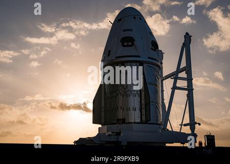 NASA's SpaceX Crew-6 Dragon Arrival. Das Raumschiff Crew Dragon Endeavour für die NASA-Mission SpaceX Crew-6 landet am 19. Februar 2023 im Hangar von SpaceX im Startkomplex 39A des Kennedy Space Center in Florida. Die Kapsel erreichte den Startkomplex, nachdem sie die kurze Reise von der nahe gelegenen Verarbeitungsanlage an der Cape Canaveral Space Force Station gemacht hatte. NASA-Astronauten Stephen Bowen, Kommandant; Pilot Warren ‚Woody‘ Hoburg; und Missionsspezialisten, Astronaut Sultan Alneyadi und Roscosmos Kosmonaut Andrej Fedyaev, werden an Bord von Endeavour – mit der Falcon 9-Rakete des Unternehmens – von Launch Comp abheben Stockfoto