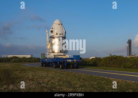 NASA's SpaceX Crew-6 Dragon Arrival. Das Raumschiff Crew Dragon Endeavour für die NASA-Mission SpaceX Crew-6 landet am 19. Februar 2023 im Hangar von SpaceX im Startkomplex 39A des Kennedy Space Center in Florida. Die Kapsel erreichte den Startkomplex, nachdem sie die kurze Reise von der nahe gelegenen Verarbeitungsanlage an der Cape Canaveral Space Force Station gemacht hatte. NASA-Astronauten Stephen Bowen, Kommandant; Pilot Warren ‚Woody‘ Hoburg; und Missionsspezialisten, Astronaut Sultan Alneyadi und Roscosmos Kosmonaut Andrej Fedyaev, werden an Bord von Endeavour – mit der Falcon 9-Rakete des Unternehmens – von Launch Comp abheben Stockfoto