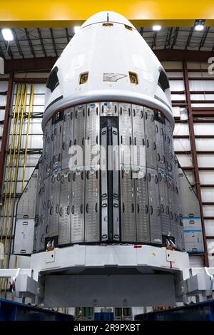 NASA's SpaceX Crew-6 Dragon Arrival. Das Raumschiff Crew Dragon Endeavour für die NASA-Mission SpaceX Crew-6 landet am 19. Februar 2023 im Hangar von SpaceX im Startkomplex 39A des Kennedy Space Center in Florida. Die Kapsel erreichte den Startkomplex, nachdem sie die kurze Reise von der nahe gelegenen Verarbeitungsanlage an der Cape Canaveral Space Force Station gemacht hatte. NASA-Astronauten Stephen Bowen, Kommandant; Pilot Warren ‚Woody‘ Hoburg; und Missionsspezialisten, Astronaut Sultan Alneyadi und Roscosmos Kosmonaut Andrej Fedyaev, werden an Bord von Endeavour – mit der Falcon 9-Rakete des Unternehmens – von Launch Comp abheben Stockfoto