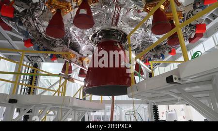 Techniker des Kennedy Space Center der NASA komplettieren am 16. Januar 2023 die Installation der Motordüse und des Hitzeschilds für das europäische Servicemodul Artemis II im Neil Armstrong Operations and Checkout Building. ARTEMIS II ist der erste bemannte Flug der Raumfahrzeugrakete und der Orion-Raumsonde, die Energie und Manövrierfähigkeit für eine Mondmission bereitstellen. Stockfoto