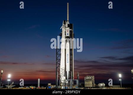 SpaceX Crew-6 Sonnenuntergang auf LC-39A. Ein farbenfroher Sonnenuntergang dient als Kulisse für die Falcon 9-Rakete von SpaceX und das Dragon-Raumschiff Endeavour auf dem Gelände des Launch Complex 39A im Kennedy Space Center in Florida am 23. Februar 2023 für die NASA-Mission SpaceX Crew-6. Der Crew-Zugangsarm wurde auf dem Dragon-Raumschiff in Position gebracht. Die NASA-Astronauten Stephen Bowen, Raumschiff-Kommandant, und Warren ‚Woody‘ Hoburg, Pilot, sowie die Missionsspezialisten Sultan Alneyadi, Astronaut der Vereinigten Arabischen Emirate, und Andrei Fedyaev, Kosmonaut Roscosmos, sollen zur Internationalen Raumstation A starten Stockfoto