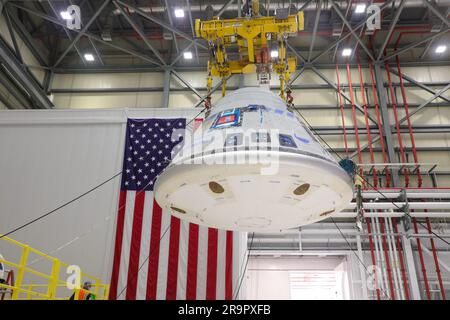 Verbindung zwischen dem CFT-Crew-Modul von Boeing und dem Servicemodul. Das Starliner-Besatzungsmodul wird am 19. Januar 2023 in der Commercial Crew and Cargo Processing Facility von Boeing hochgehoben, bevor es mit einem neuen Servicemodul für den Boeing Crew Flight Test der NASA verbunden wird. Stockfoto