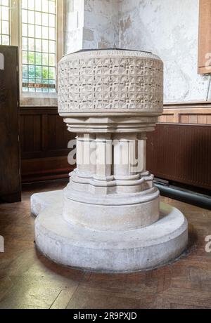 Die Schriftart im Baptisterium der Kirche der Jungfrau Maria im Dorf Ivinghoe, Buckinghamshire, England, Großbritannien Stockfoto