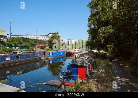 Schmalboote auf dem Fluss Lea Navigation in der Nähe von Bromley-by-Bow, East London UK, mit Blick nach Norden in Richtung Hackney Wick Stockfoto