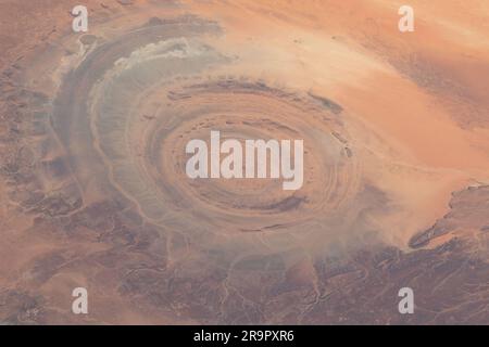 Der Astronaut Sultan Alneyadi wird während der Mission GMT116 20 01 fotografiert, während er das Auge der Sahara aus dem Weltraum beobachtet und geologische Merkmale und Geländemuster dokumentiert. Diese Aktivität ist Teil der kontinuierlichen wissenschaftlichen Beobachtung der Erdoberfläche aus der Umlaufbahn und unterstützt die Geologie- und Planetenforschung. Stockfoto