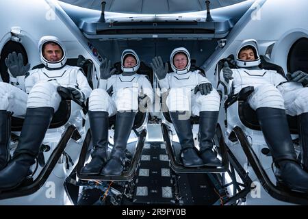 SpaceX Crew-6 Probe trockenes Kleid. Am 23. Februar 2023 nehmen die Astronauten der NASA SpaceX Crew-6 an einer Generalprobe im Kennedy Space Center in Florida Teil, um sich auf den bevorstehenden Start der Crew-6 vorzubereiten. Im Dragon-Raumschiff Endeavour auf dem Launch Complex 39A von links sitzen Andrei Fedyaev, Kosmonaut und Missionsspezialist Roscosmos, NASA-Astronaut Warren „Woody“ Hoburg, Pilot, NASA-Astronaut Stephen Bowen, Befehlshaber des Raumfahrts, und Sultan Alneyadi, UAE (Astronaut und Astronaut der Vereinigten Arabischen Emirate). Die Crew-6-Astronauten starten in den internationalen Raum Stockfoto